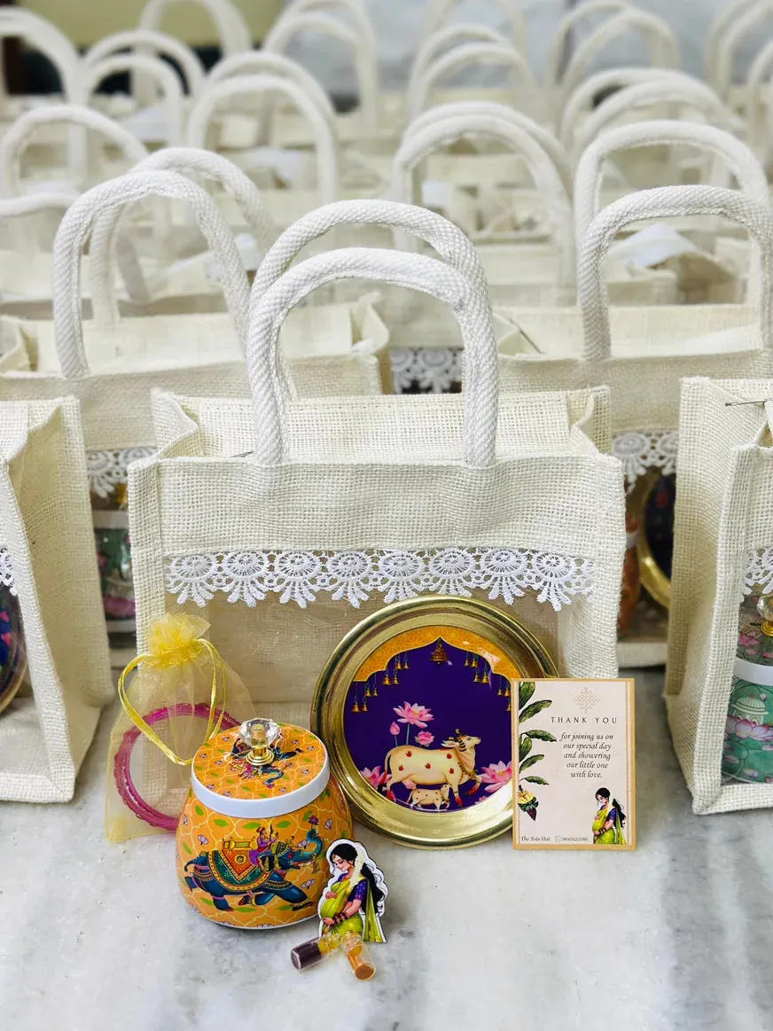 Pichwai Jar with White Hamper Bag
